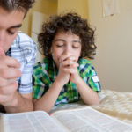 Photo of Padres cansados: dos oraciones que puedes hacer con sus hijos antes de dormir