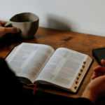Photo of Cinco razones para leer la Biblia este año